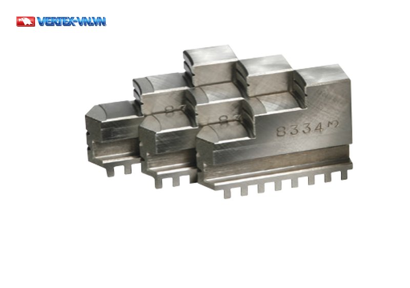 Bộ ba chấu cứng bậc thang của mâm cặp VSC, mặt sau có răng khía để lắp vào rãnh mâm