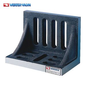 Tấm góc vuông VERTEX kiểu có gân: thành đứng có bốn rãnh dài, đế có các rãnh, mép mài sáng